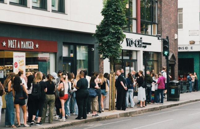 Londoners queue two hours for frozen yoghurt that's the 'best thing to happen since One Direction' iloveyochi.uk